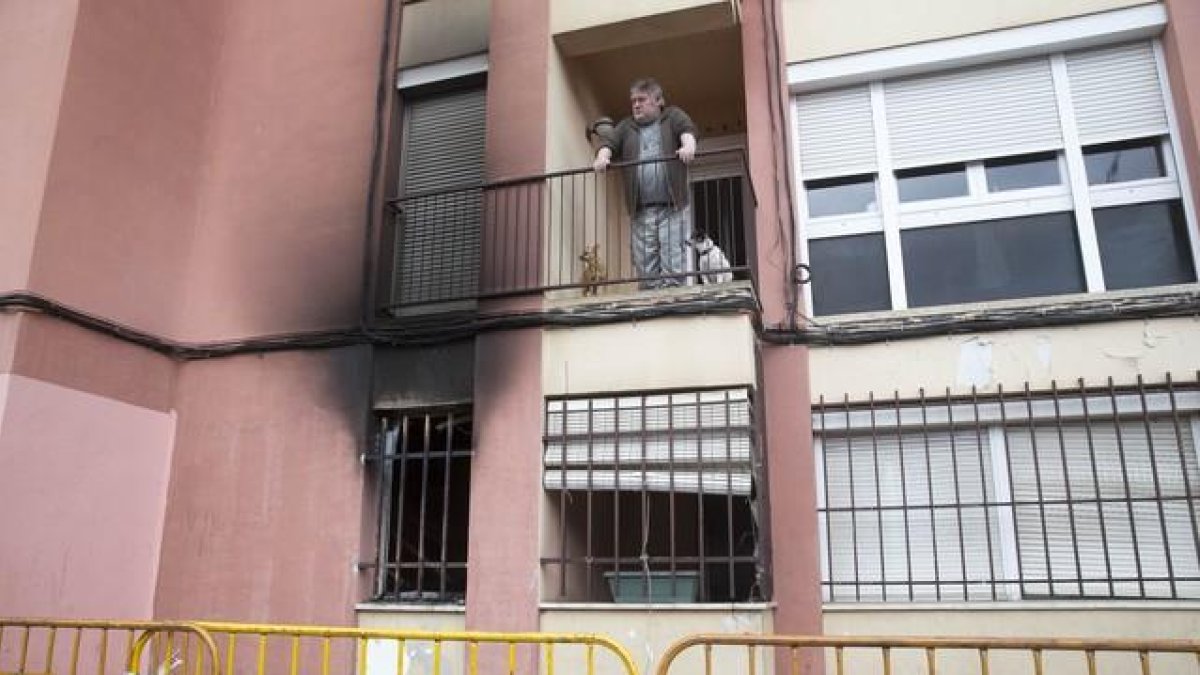 Aspecto en que quedó el domicilio de Salt, en la planta baja, tras el incendio provocado el viernes.-ICONNA / JOAN CASTRO