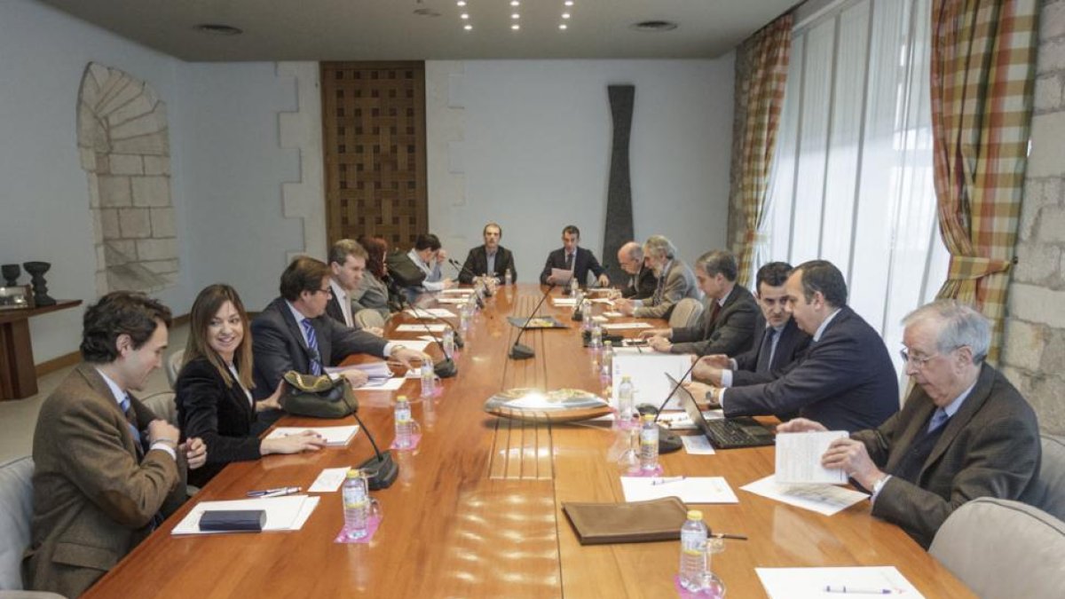 Un momento, ayer, de la reunión de los miembros del consorcio del polígono de Villalonquéjar.-SANTI OTERO