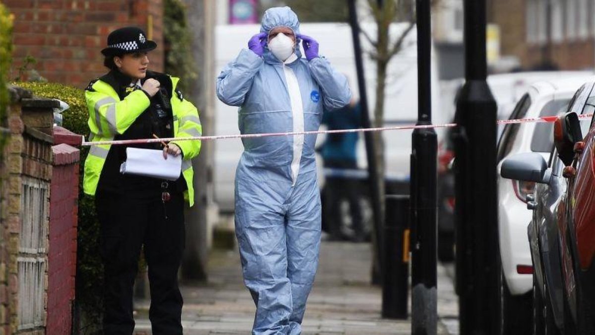 La policía acordona el lugar donde anoche falleció una joven de 17 años en Londres.-EFE / ANDY RAIN