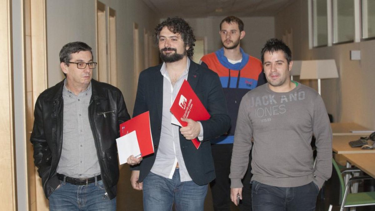 El procurador de Izquierda Unida, José Sarrión(C), y el portavoz de Izquierda Plural, José Luis Centella(I), presentan iniciativas en torno al caso Berkeley-Ical