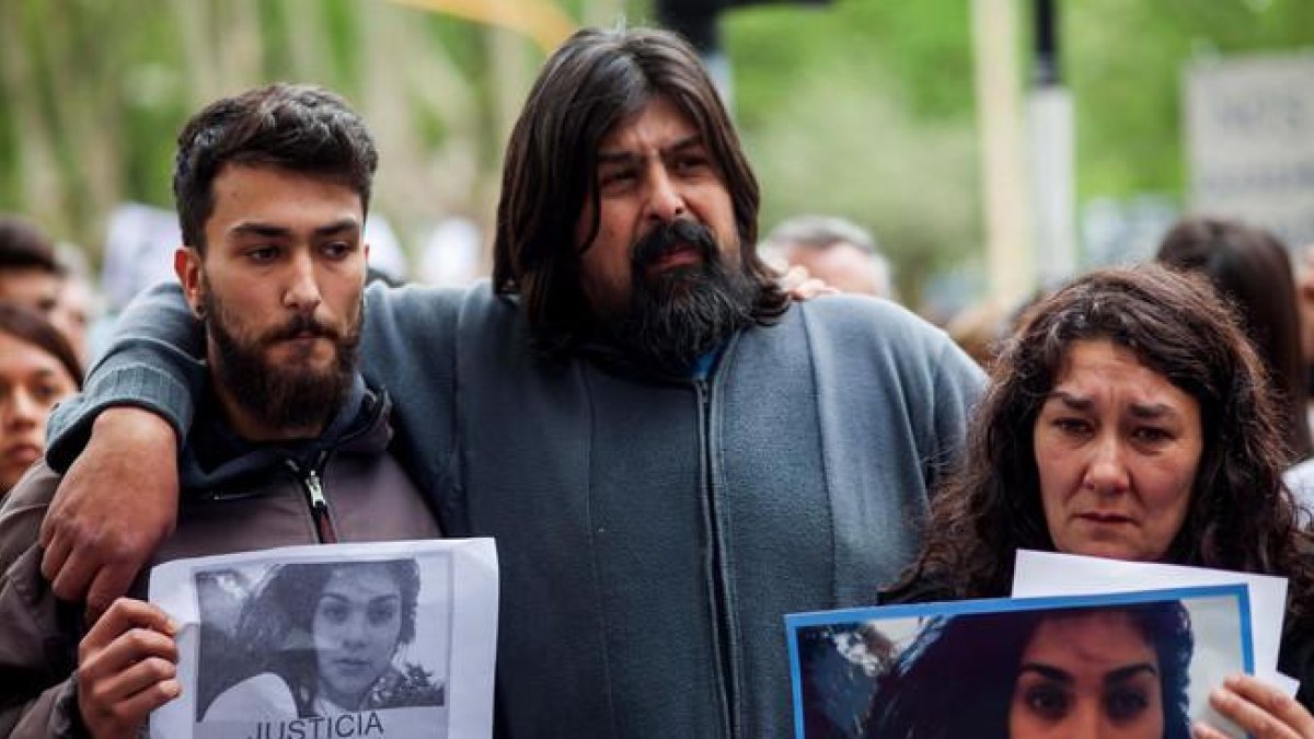 Los padres de Lucía Pérez, Guillermo Pérez (c) y Marta Montero (d), durante una marcha en Mar del Plata (Argentina) en repudio al asesinato de su hija en esta localidad costera.-Diego Izquierdo / EFE
