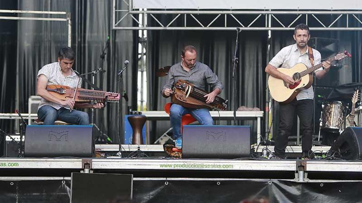 Como modernos flautistas de Hamelín, el grupo gallego Obal atrajo con su música al público hacia el Espacio Atapuerca, desangelado al inicio.-Raúl Ochoa