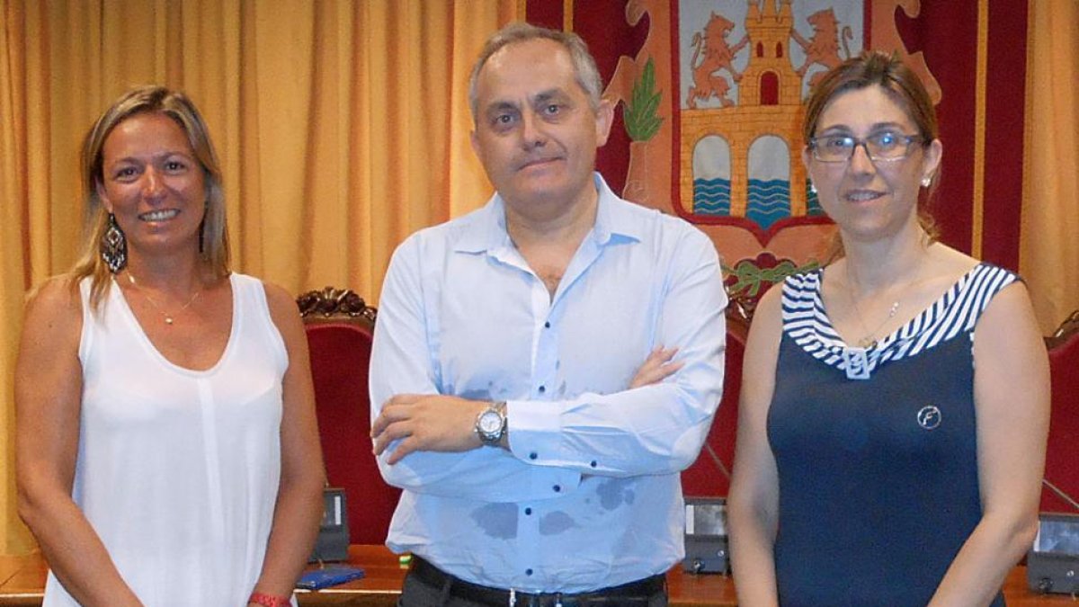 Miguel Ángel del Pozo junto a Raquel González (dcha) y María Ángeles Marín.-L. V.