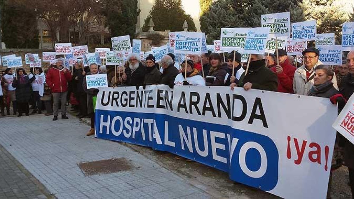 Los vecinos desafiaron el frío por la sanidad antes de que la Policía defendiese la concentración por carecer de permiso.-L.V.