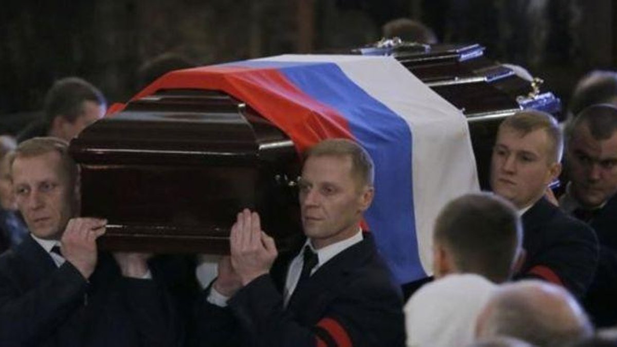 Funcionarios rusos transportan el ataúd del embajador ruso en Ankara asesinado, Andréi Karlov.-MAXIM SHEMETOV / REUTERS