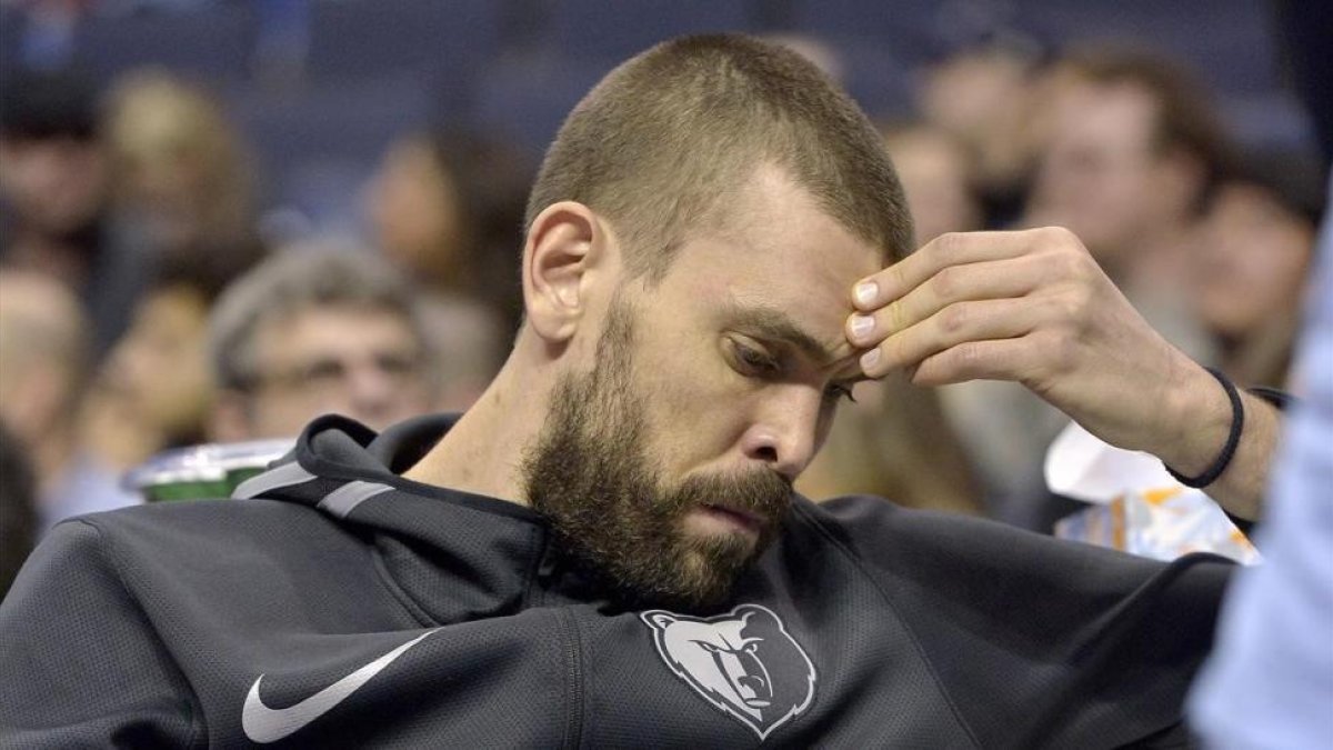 Marc Gasol cabizbajo en el banquillo-/ BRANDON DILL