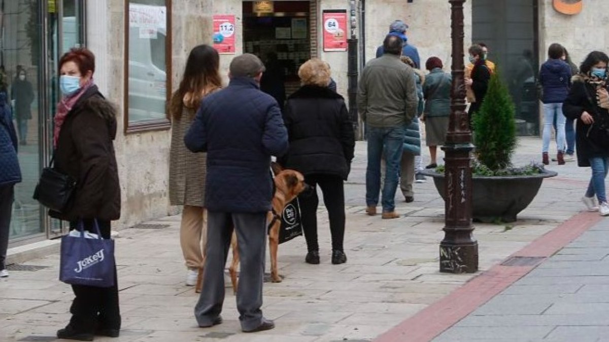 Personas haciendo cola a la puerta de un local. RAÚL OCHOA