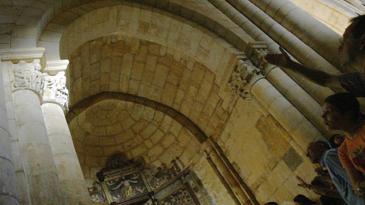 Decenas de curiosos acuden a contemplar el fenómeno en la iglesia de San Juan de Ortega. ICAL