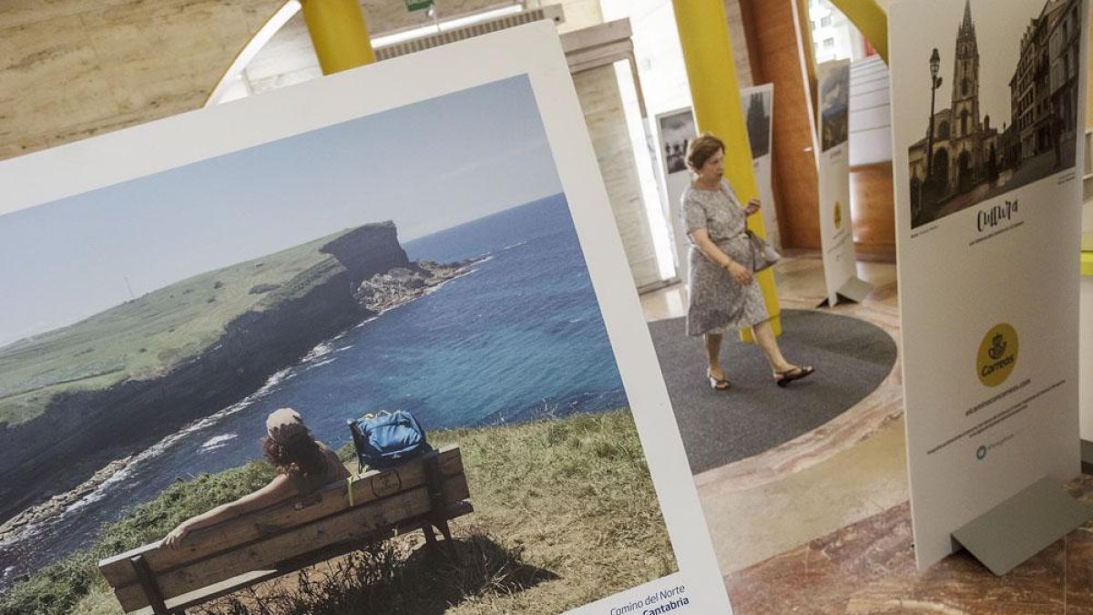La oficina central de Correos acoge la exposición fotográfica.-SANTI OTERO