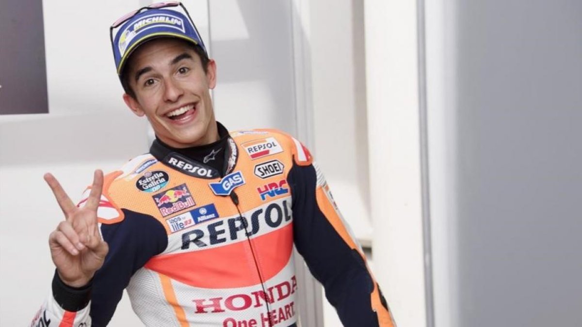 Marc Márquez hace la señal de victoria, en Le Mans, tras los entrenamientos del viernes.-MIRCO LAZZARI