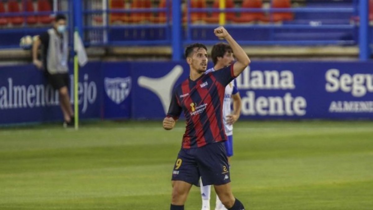 Álex Alegría celebra un gol con el Extremadura. LALIGA
