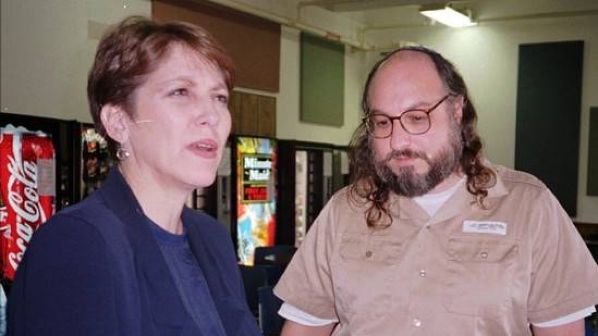 El espía istaelí Jonathan Pollard junto a la misnitrs israelí de Comunicación Limor Livnat, en 1997.-Foto: AP
