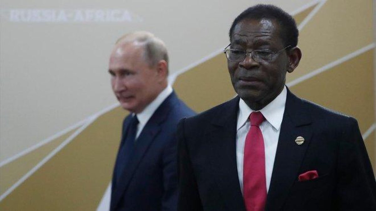 El presidente ruso, Vladímir Putin, se reúne con el dirigente de Guinea Ecuatorial, Teodoro Obiang, este jueves en el marco de la cumbre Rusia-África.-SERGEI CHIRIKOV (AFP)