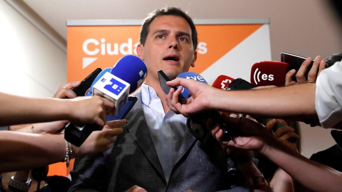 El presidente de Ciudadanos, Albert Rivera, atiende a los medios de comunicación.-JUAN CARLOS HIDALGO (EFE)