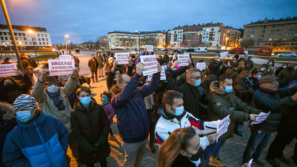 Vecinos de Fuentecillas en la protesta en el 'parque de los ochos'. TOMÁS ALONSO