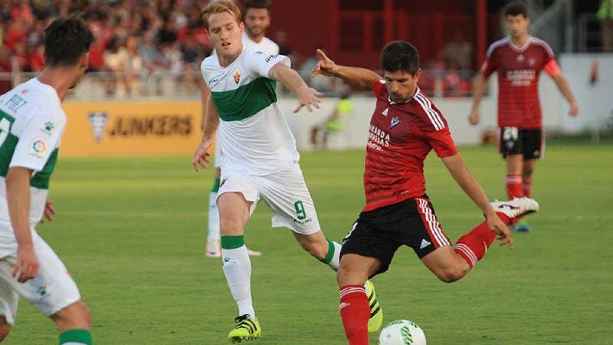 Gorka Kijera, que entró al terreno de juego en la segunda mitad, golpea un balón ante la presión de un jugador del Elche en el duelo de ayer-Alfonso G. Mardones