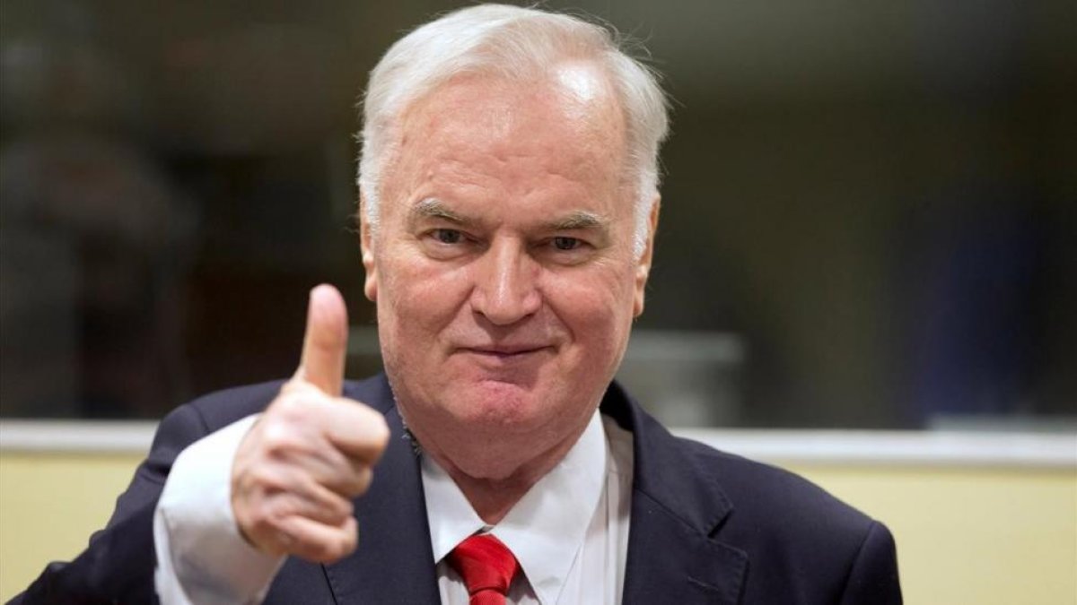 Ratko Mladic saluda alzando el pulgar a su llegada a la sala del tribunal de La Haya, antes de conocer el veredicto, el 22 de noviembre.-REUTERS / PETER DEJONG