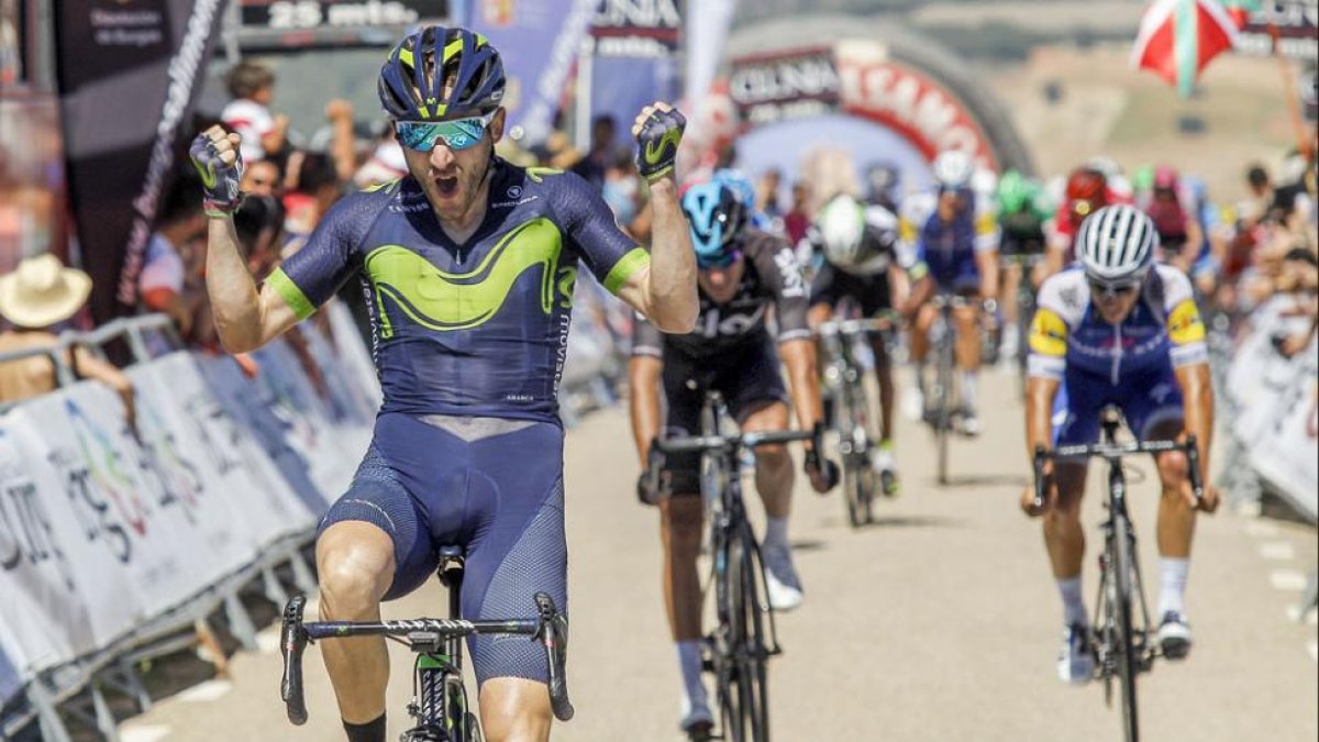 Carlos Barbero celebra la victoria en la meta de Clunia.-