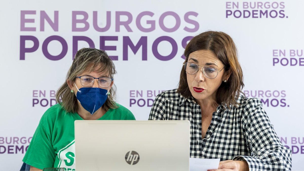 Julia Braceras, de la PAH, con Marga Arroyo durante la rueda de prensa. SANTI OTERO