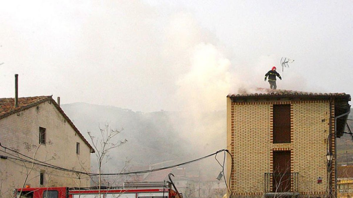 Un bombero del parque de Briviesca durante una intervención en altura.-G.G.