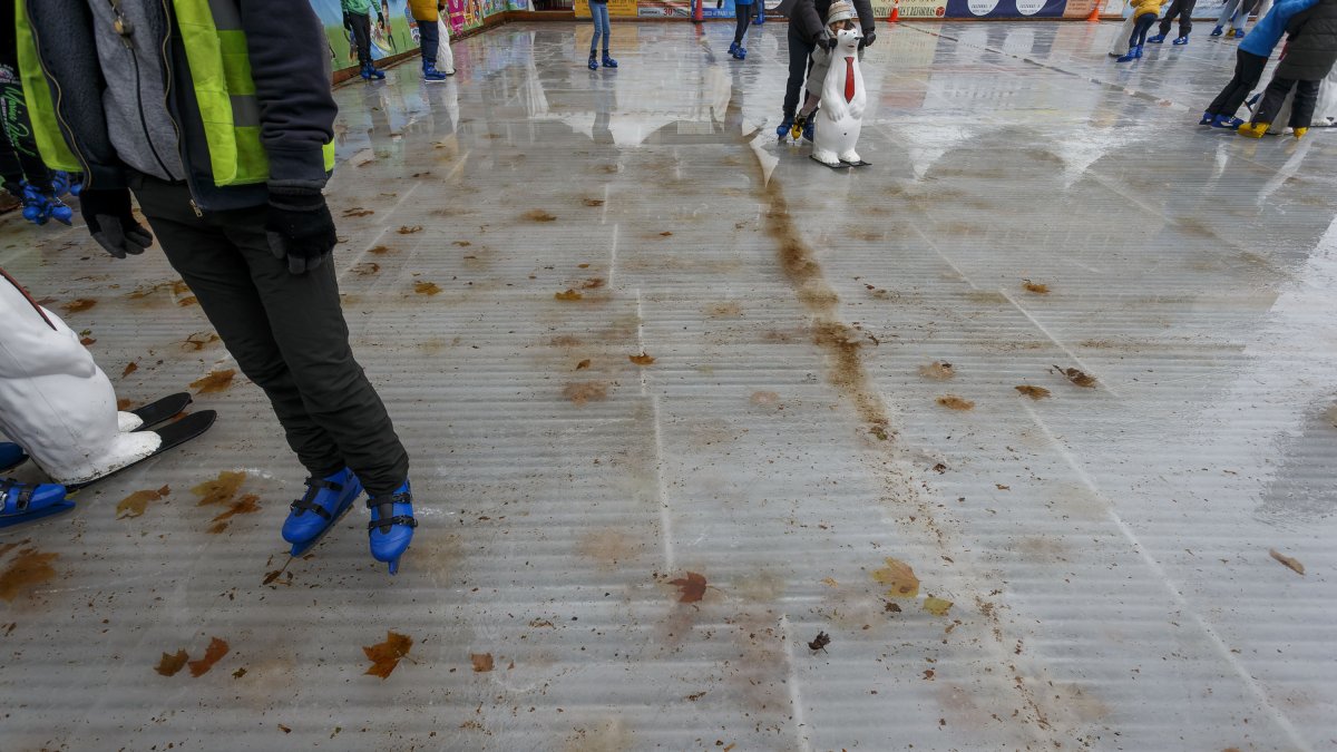 Imagen de la pista de hielo ubicada en la plaza de España. SANTI OTERO