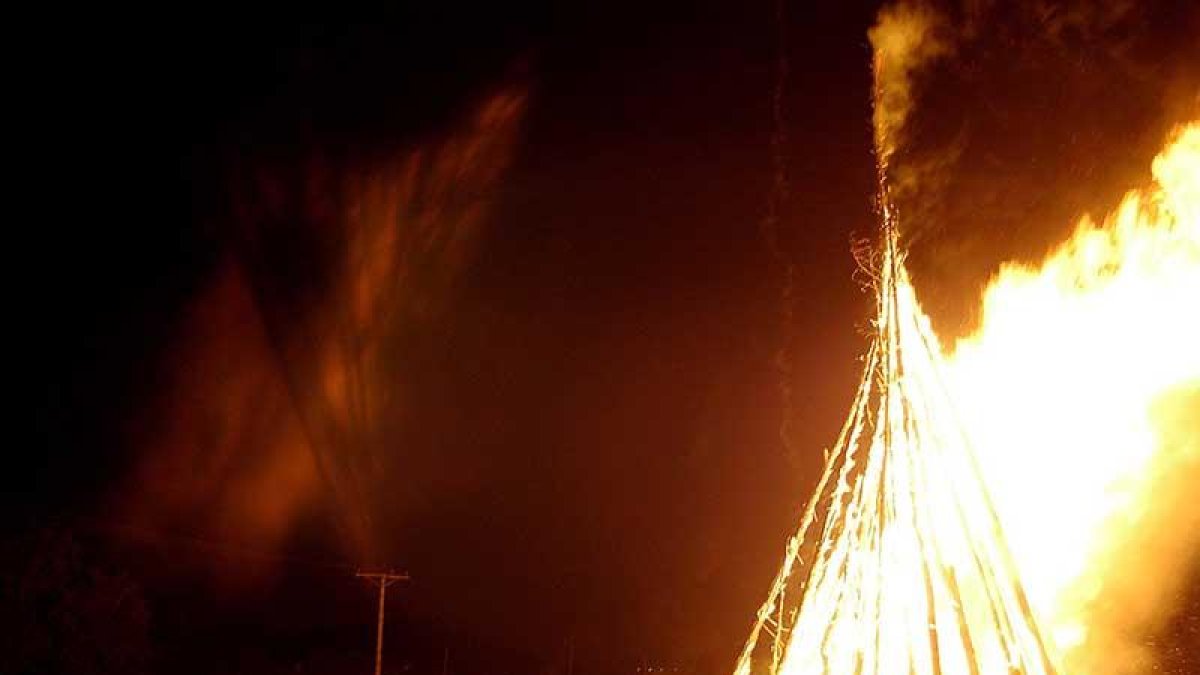 La hoguera de San Juan coincide este año en la semana que separa el curpillos del inicio de las fiestas.-I. L. MURILLO