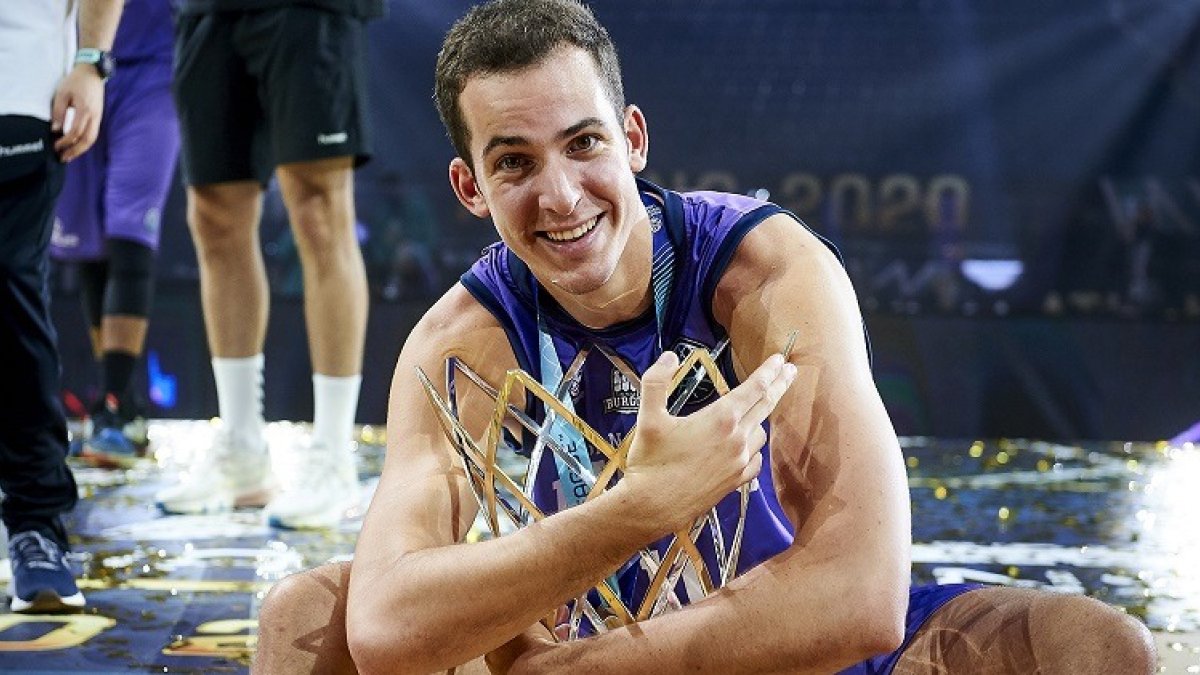 Salvó abraza el trofeo de la primera BCL conquistada por el club. B. B. HOJAS / SPB