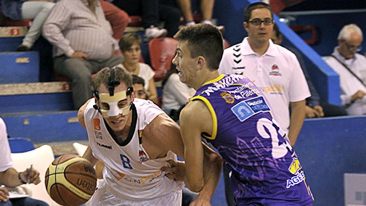 Anton Maresch fuerza la penetración en el Palencia-SanPablo disputado en pretemporada.-MARÍA GONZÁLEZ / CB MIRAFLORES