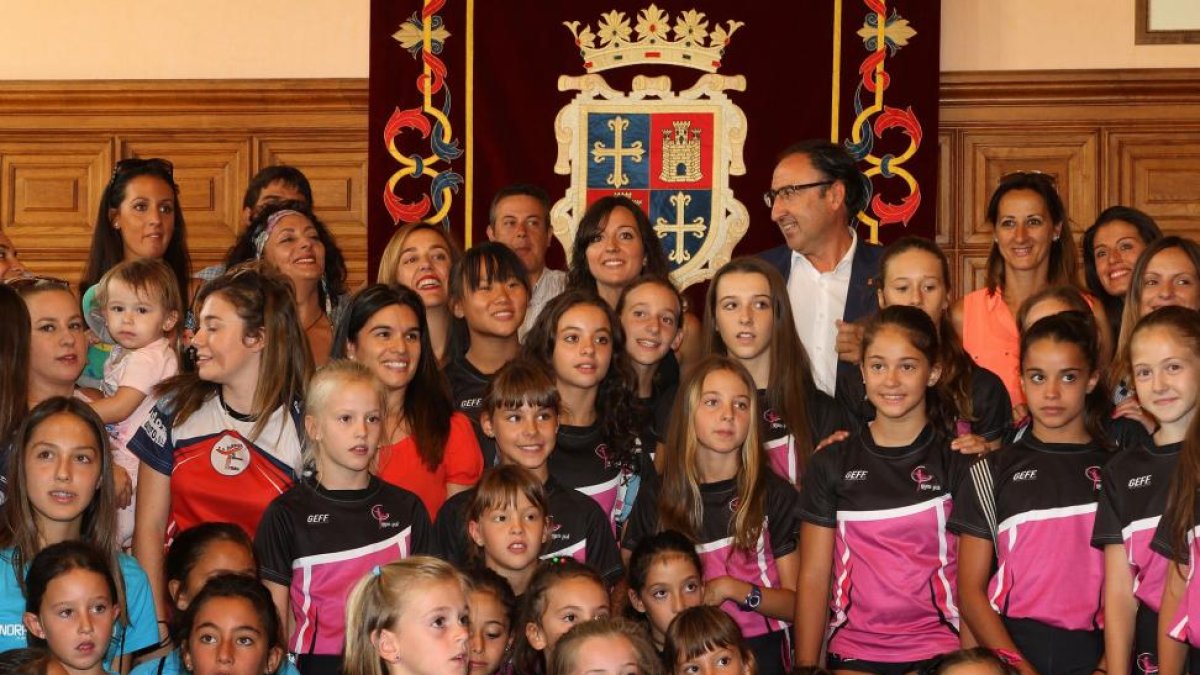 La entrenadora del equipo olímpico de gimnasia rítmica, Sara Bayón C) junto a una multitud de niños de los equipos de gimnasia rítmica de Palencia en la recepción institucional, tras haber logrado la medalla de plata en Río 2016.-ICAL