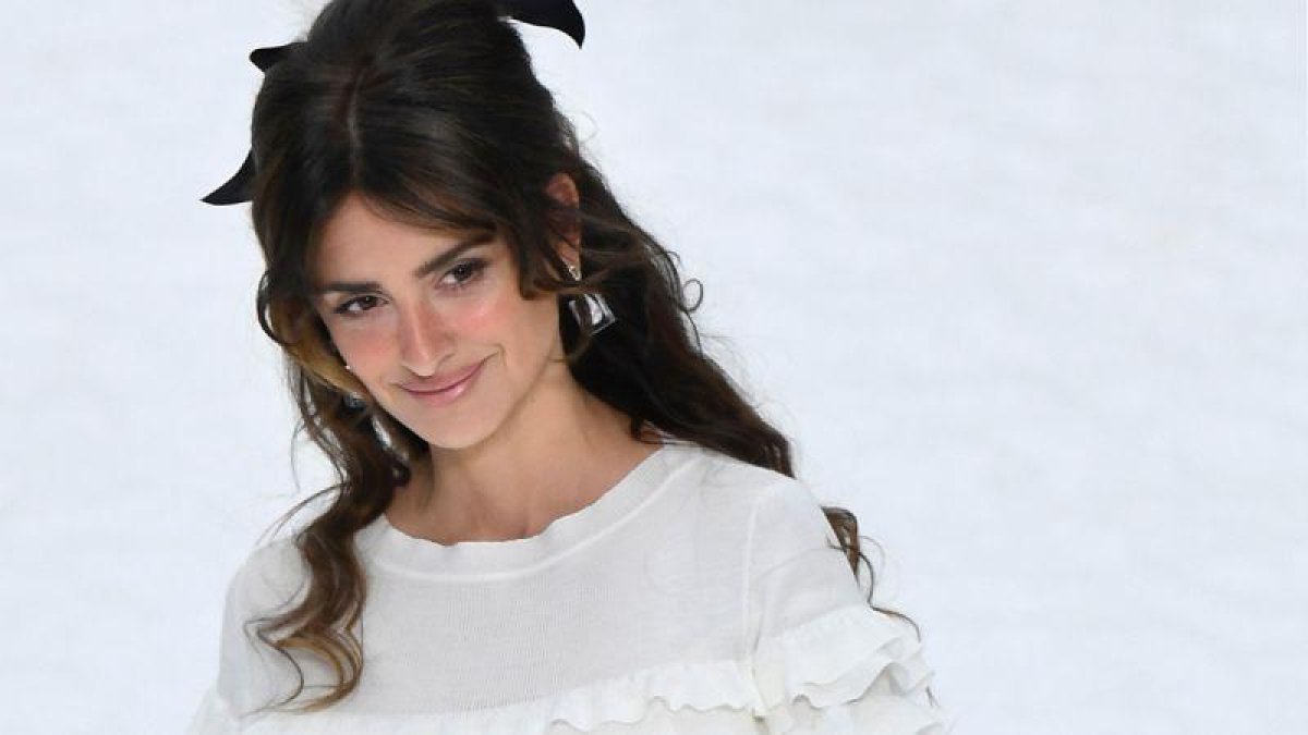Penélope Cruz desfila para Chanel como homenaje a Karl Lagerfeld.-AFP / CHRISTOPHE ARCHAMBAULT