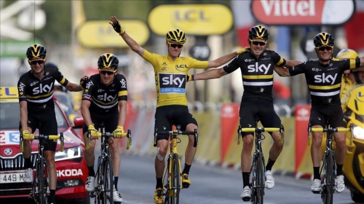 Froome, de amarillo, celebra la victoria en la entrada a la meta en París con todo su equipo.-REUTERS / JEAN-PAUL PELISSIER