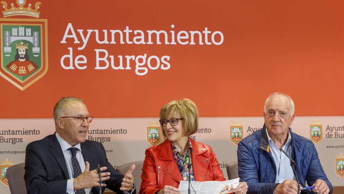 De izquierda a derecha: Santiago González (presidente de la Asociación Telefónica Mayores), Lola Ovejero (concejal Mayor del Ayuntamiento de Burgos) y Juan José Martínez (portavoz Telefonica Mayores en Burgos). 