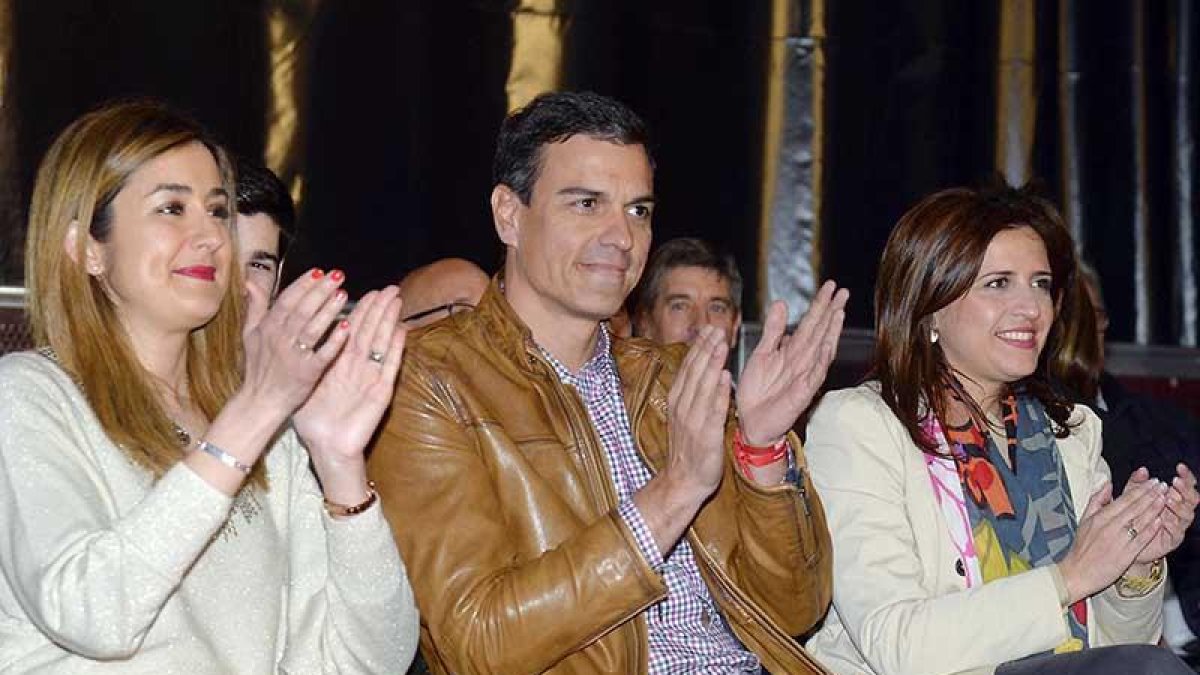 Aitana Hernando, Pedro Sánchez y Esther Peña ayer en Miranda de Ebro.-ICAL