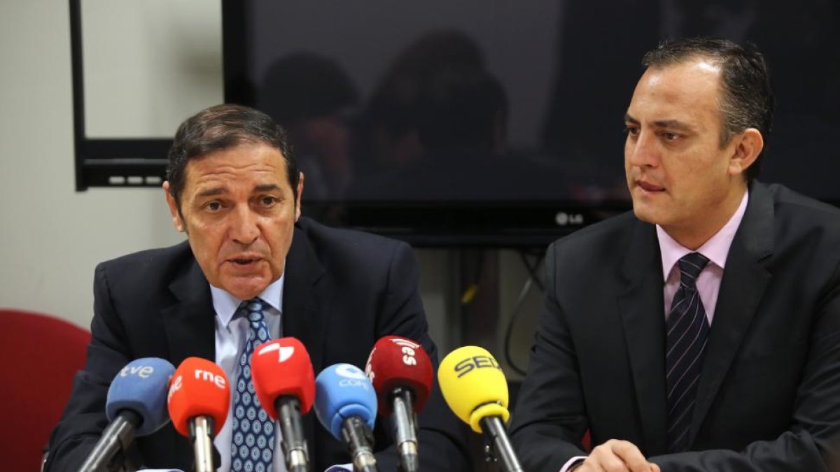 El consejero de Sanidad, Antonio Sáez, presenta la Guía de Seguimiento de la parálisis cerebral en Atención Primaria. Junto a él, el presidente de Aspace CyL, Luis Ángel Pérez Sotelo-ICAL