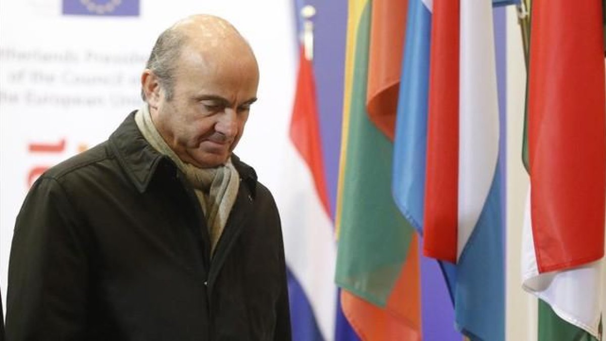 El ministro de Economía, Luis de Guindos, a su llegada a la reunión de los titulares de Economía y Finanzas de la UE.-EFE / OLIVIER HOSLET