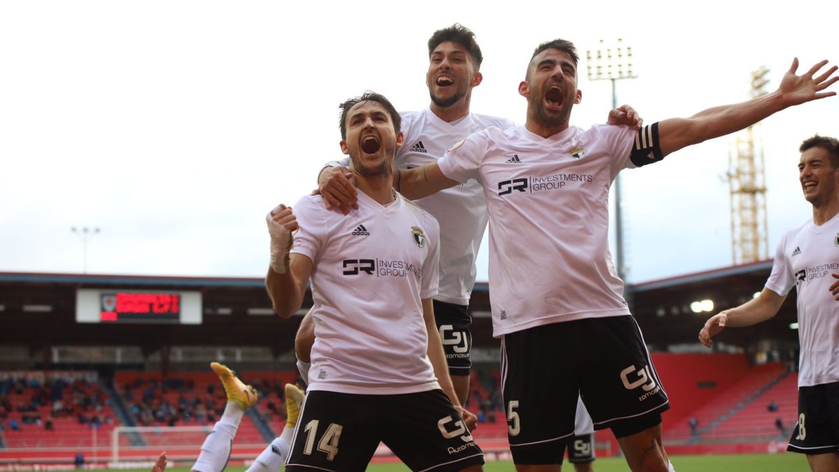 Elgezabal, Javi Gómez y Undabarrena celebran el tanto conseguido por el central vizcaíno ayer en Los Pajaritos. BURGOS CF / ALBA DELGADO