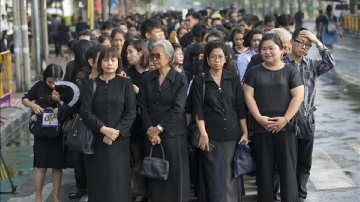 Tailandeses de duelo por la muerte del rey.-AP / GEMUNU AMARASINHE