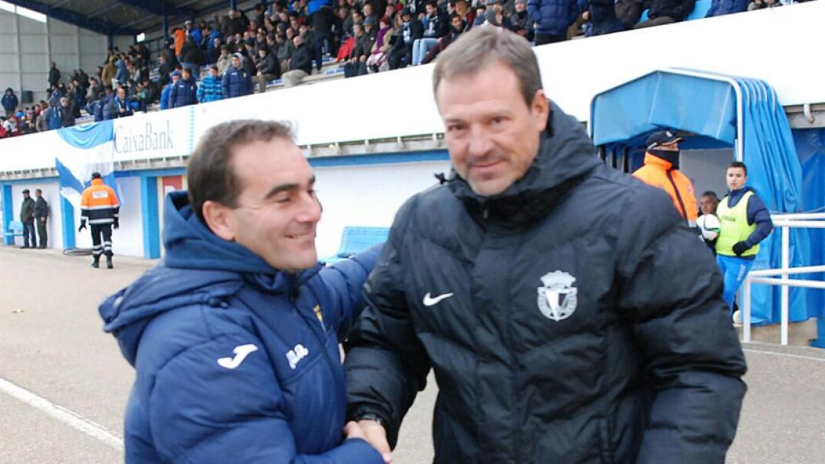 Javier Bermúdez y Ángel Viadero se saludan antes del partido.-ALBERTO CALVO