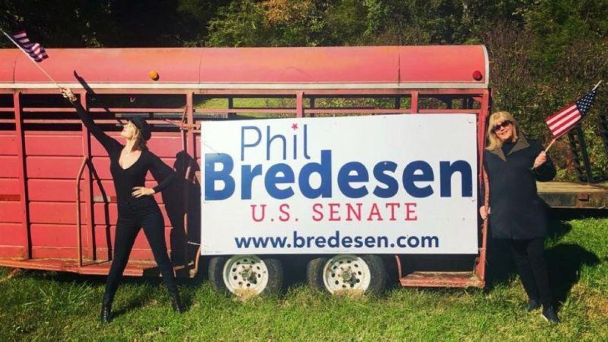 Taylor Swift y su madre, tras ejercer el voto adelantado al candidato demócrata al Senado Phil Bredesen, el 30 de octubre en Tennessee.-INSTAGRAM