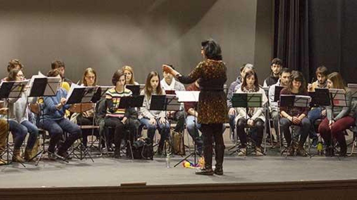 Elisenda Carrasco ensayó ayer con los profesores de Música que participan en esta iniciativa.-