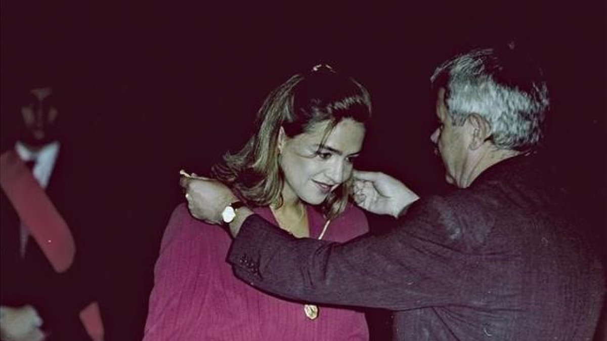 Entrega de la medalla de la ciudad de Barcelona a la Infanta Cristina de Borbon de mano del alcalde Pasqual Maragall-CARLOS MONTAÑES