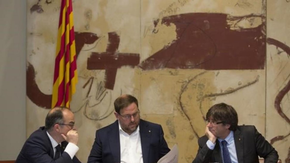 El portavoz del Govern, Jordi Turull, el vicepresident Oriol Junqueras y el president, Carles Puigdemont.-ALBERT BERTAN