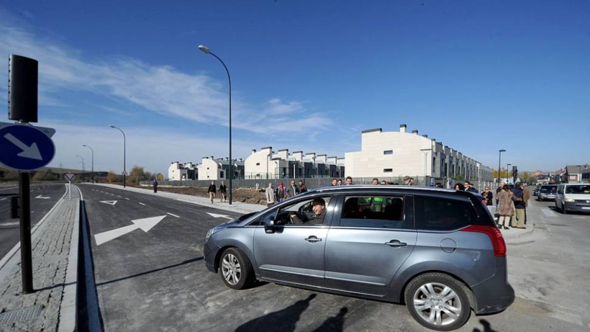Los primeros vehículos comenzaron ayer a circular por el vial, tras la visita del alcalde a la zona.-ISRAEL L. MURILLO