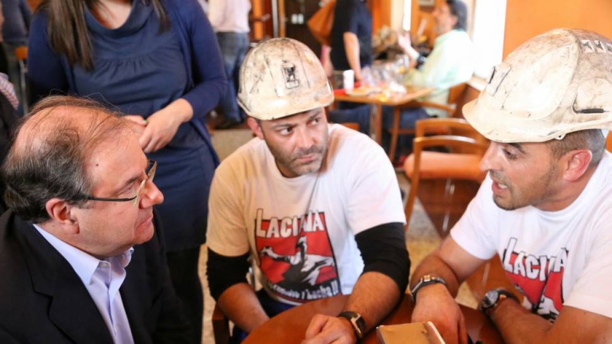 El presidente de la Junta y candidato a la reelección sentado con dos mineros en la cafetería del hotel para negociar.-Ical