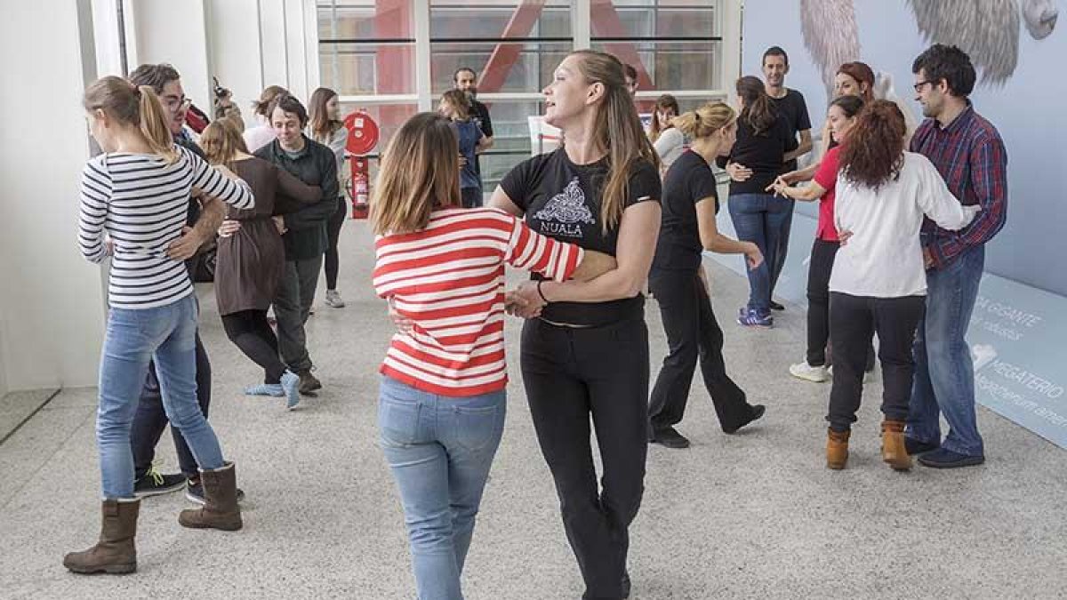 La tercera planta del MEH tornó en una taberna irlandesa, sin ‘guinness’ ni gorros verdes, para albergar el taller de baile celta.-Santi Otero