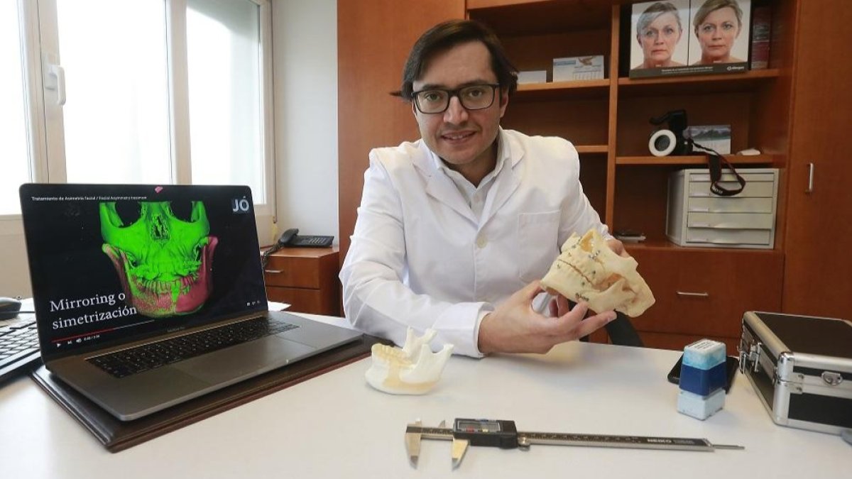 Joel Joshi Otero, especialista en cirugía oral y maxilofacial en el Hospital Recoletas Burgos y en el Centro Médico Calzadas.-RAÚL G. OCHOA