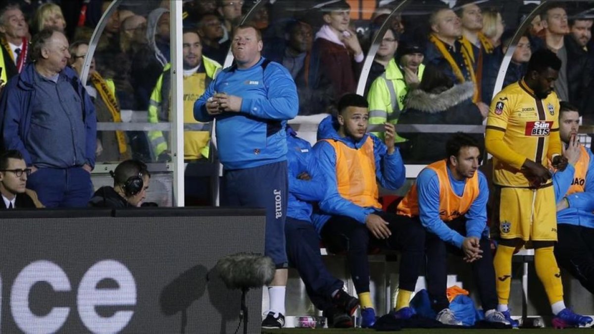 Wayne Shaw comiendo en el banquillo con el partido en juego-REUTERS