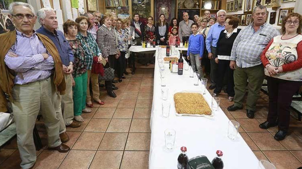 Los asistentes a la celebración del Lunes de Aguas. Margarita Vicente, presidenta de la Casa Regional de Salamanca de Burgos, posa al fondo junto a Gema Conde, vicealcaldesa de Burgos.-R. OCHOA