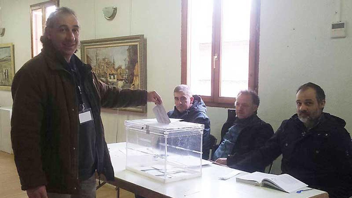 El coordinador regional de UCCL, Jesús Manuel González Palacín, deposita su voto en Melgar de Fernamental.-UCCL