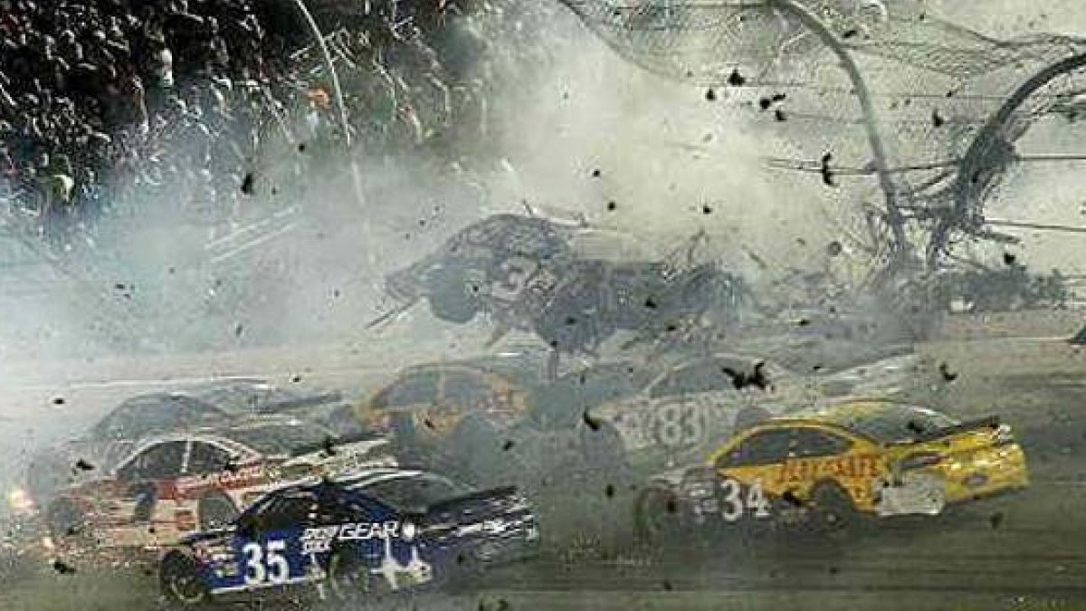 El coche de Austin Dillon (3) vuela por los aires y se estrella contra la valla que separa la pista del público en el circuito de Daytona Beach.-Foto: REINHOLD MATAY/ USA TODAY
